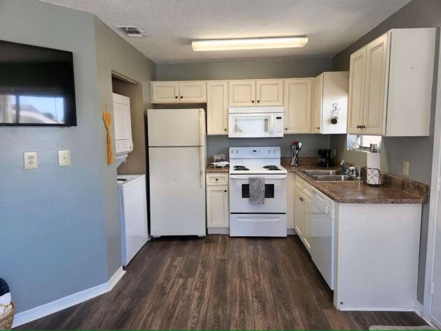 Apartment Across The Street From With 2 Pools *