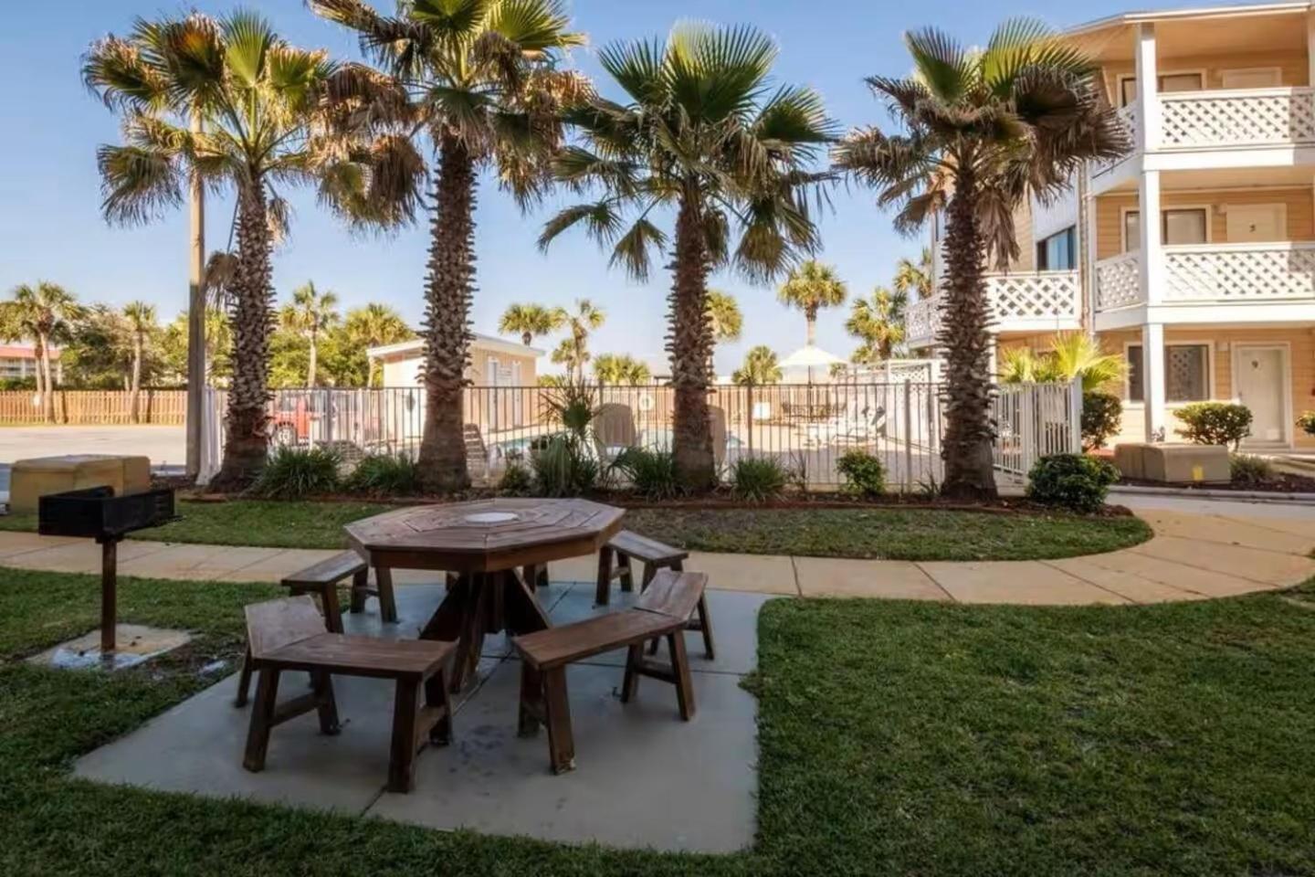 Across The Street From With 2 Pools * Panama City Beach